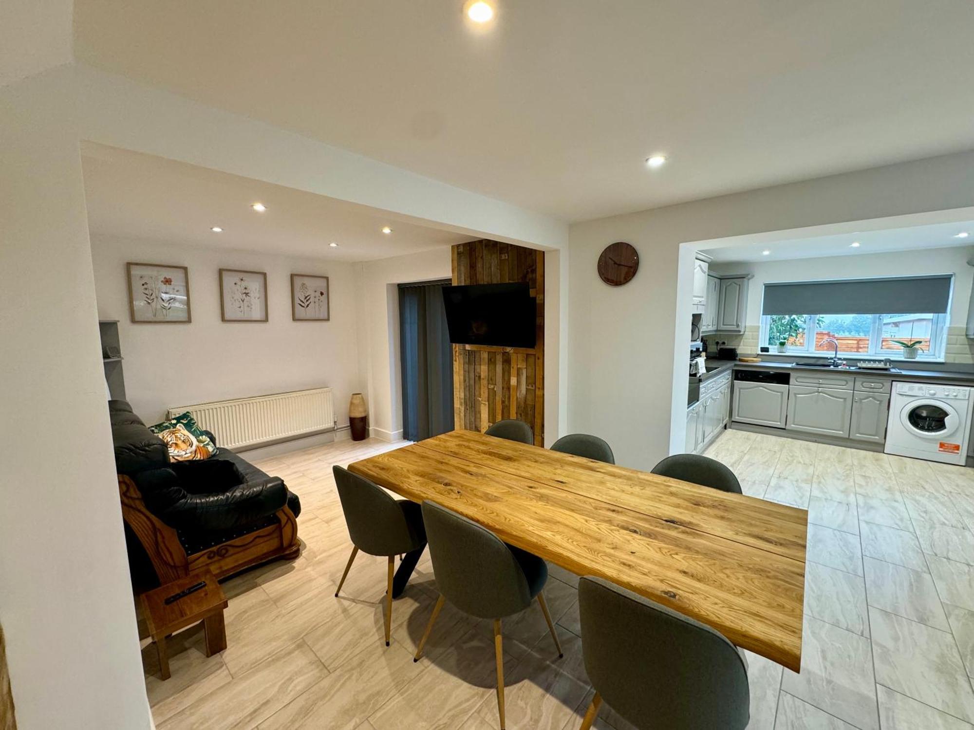 Florina S House 4 Bedrooms Villa Rugeley Esterno foto